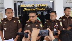 Kajari Aceh Barat, Siswanto AS SH MH memberikan keterangan penetapan lima tersangka korupsi insentif pajak, dalam konferensi pers, Senin (26/5)