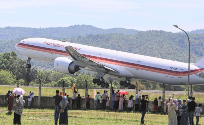 Pesawat Garuda Indonesia GIA2112 take off bersama jamaah haji Aceh kloter 12, di Bandara SIM, Blang Bintang, Jumat pagi (30/5). (Foto: For Infoaceh.net)
