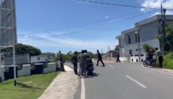 Polsek Banda Raya Polresta Banda Aceh mengamankan 3 remaja dan motornya yang melakukan balapan liar di kawasan Stadion Harapan Bangsa, Jum'at siang (30/5). (Foto: Dok. Polsek Banda Raya)
