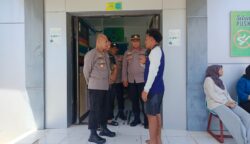 Kapolres Sabang AKBP Sukoco turun langsung ke lokasi di Puskesmas Iboih, untuk melihat wisatawan asal Malaysia yang meninggal dunia saat menyelam di spot diving bawah laut Sabang, Sabtu (31/5). (Foto: Dok. Polres Sabang)