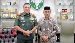 Anggota DPD RI asal Aceh H Sudirman atau Haji Uma saat bertemu dengan Pangdam Iskandar Muda Mayjen TNI Niko Fahrizal beberapa waktu lalu