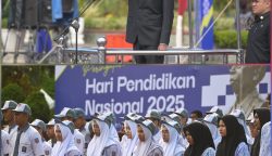 Wakil Gubernur Aceh Fadhlullah, menjadi inspektur upacara pada peringatan Hardiknas 2025 di halaman Kantor Gubernur Aceh, Jum'at (2/5/2025). (Foto: For Infoaceh.net)