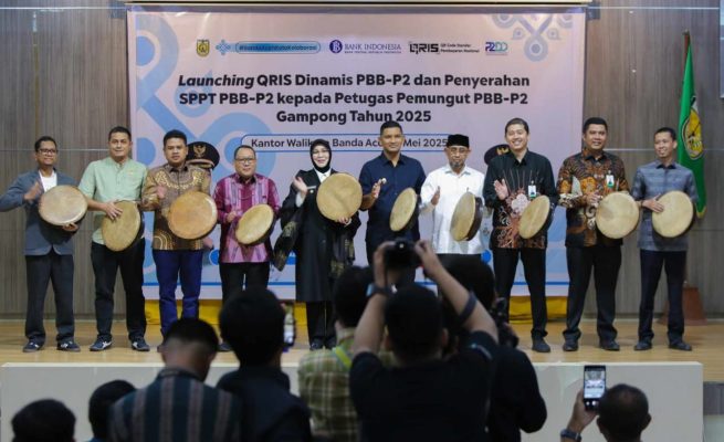 Wali Kota Banda Aceh Illiza Sa’aduddin Djamal dan Wakil Wali Kota saat meluncurkan QRIS Dinamis di Balai Kota, Jum'at (2/5/2025). (Foto: For Infoaceh.net)