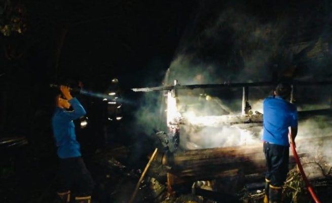 Petugas Damkar BPBD Aceh Besar memadamkan kebakaran yang terjadi di wilayah Aceh Besar beberapa waktu lalu