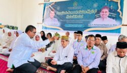 Kakan Kemenag Kabupaten Aceh Besar Saifuddin melakukan peusijuek calon jamaah haji Aceh Besar