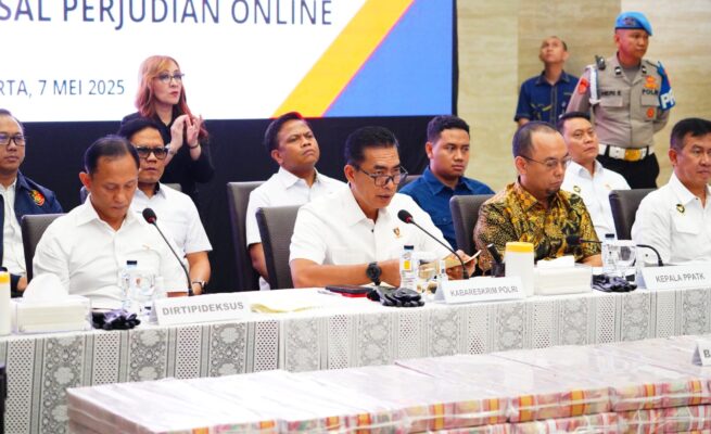 Kabareskrim Polri Komjen Pol Wahyu Widada, memperlihatkan barang bukti uang Rp530 miliar hasil judi online pada konferensi pers, Rabu (7/5)