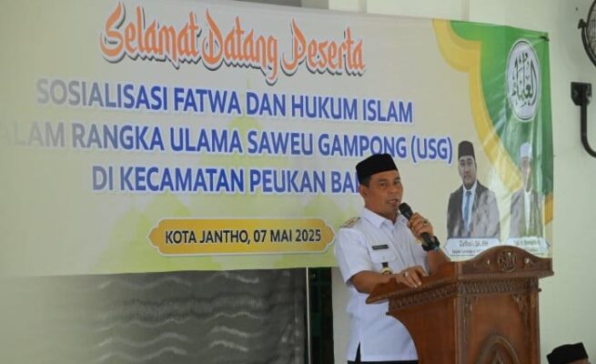 Bupati Aceh Besar Muharram Idris menyampaikan sambutannya pada sosialisasi fatwa dan hukum Islam di Meunasah Gampong Lam Geu Eu, Peukan Bada, Rabu (7/5)
