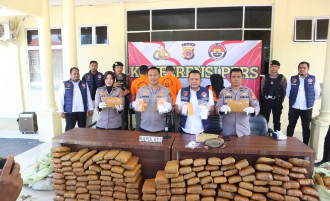 Kapolres Gayo Lues AKBP Hyrowo didampingi Kasat Resnarkoba Iptu Bambang Hari Hermansyah Putra Pelis, dalam konferensi pers pengungkapan kasus narkotika, Rabu (7/5/2025)
