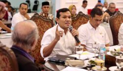 Wakil Gubernur Aceh Fadhlullah, didampingi Plt Sekda Aceh, M. Nasir S.IP, MPA, dan sejumlah Kepala SKPA, melakukan pertemuan dengan Wali Nanggroe juga Pimpinan dan Anggota DPRA, di Meuligoe Wali Nanggroe, Jumat, 9/5/2024