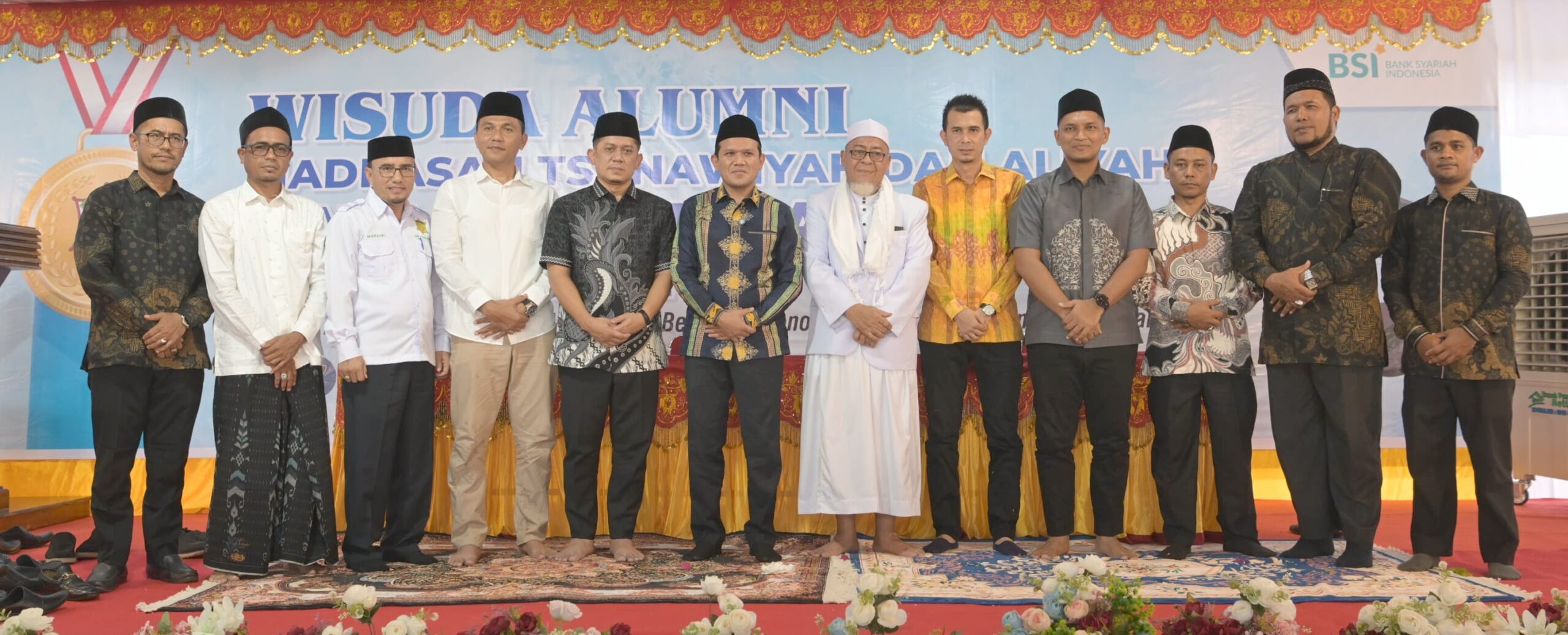 Wakil Gubernur Aceh Fadhlullah menghadiri wisuda ke-33 santri Madrasah Tsanawiyah dan Madrasah Aliyah Dayah Jeumala Amal, di Pidie Jaya, Ahad (11/5/2025)