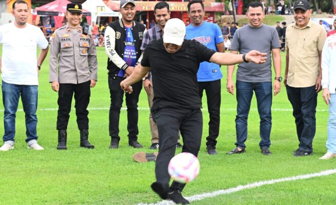 Bupati Aceh Besar Muharram Idris melakukan tendangan perdana pada pembukaan turnamen sepak bola PS AMLA Tahun 2025 di Lapangan Gampong Lamteungoh, Kecamatan Ingin Jaya, Aceh Besar, Senin (12/5)