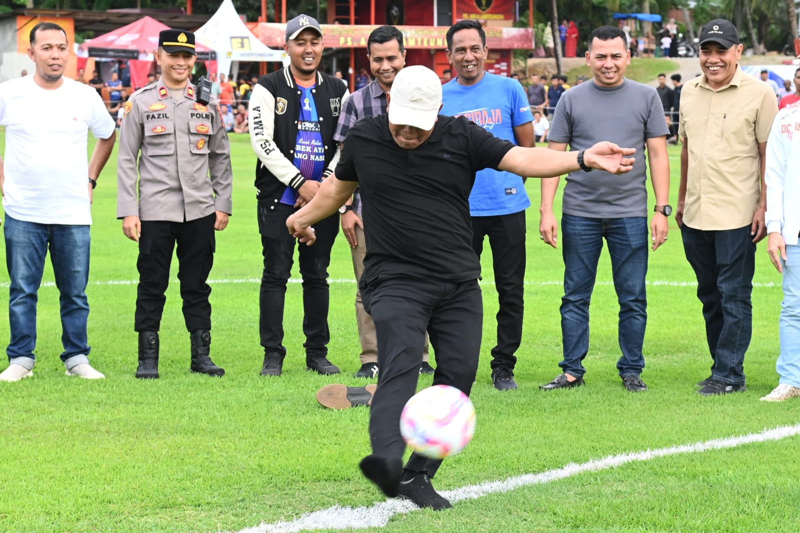 Bupati Aceh Besar Muharram Idris melakukan tendangan perdana pada pembukaan turnamen sepak bola PS AMLA Tahun 2025 di Lapangan Gampong Lamteungoh, Kecamatan Ingin Jaya, Aceh Besar, Senin (12/5)