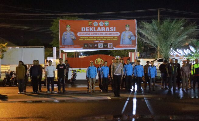Kapolres Lhokseumawe AKBP Ahzan memimpin deklarasi bersama penolakan geng motor dan aksi balap liar yang berlangsung di Kota Lhokseumawe, Senin malam (12/5).