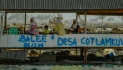 Gampong Cot Lamkuweuh, Kecamatan Meuraxa, Kota Banda Aceh satu bulan setelah peristiwa tsunami tahun 2004. (Foto: Ist)