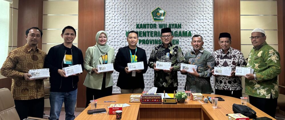 Penyerahan secara simbolis dana living cost jamaah haji Aceh di Kanwil Kemenag Aceh pada Rabu, 14 Mei 2025. (Foto: For Infoaceh.net)