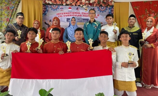 Tim Rapa'i Geleng Sanggar Pocut Baren MAN 1 Banda Aceh meraih juara 1 pada ajang International Cultural & Co-Curricular Fest 2025 (IC2Fest) yang diselenggarakan 8–13 Mei 2025 di SMK Dato' Ahmad Arshad, Johor Darul Ta'zim, Malaysia. (Foto: For Infoaceh.net)