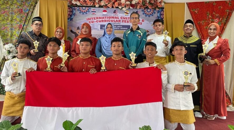 Tim Rapa'i Geleng Sanggar Pocut Baren MAN 1 Banda Aceh meraih juara 1 pada ajang International Cultural & Co-Curricular Fest 2025 (IC2Fest) yang diselenggarakan 8–13 Mei 2025 di SMK Dato' Ahmad Arshad, Johor Darul Ta'zim, Malaysia. (Foto: For Infoaceh.net)