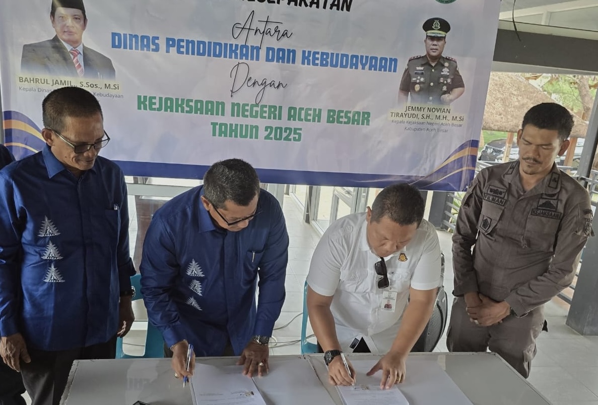 Kejari Aceh Besar dan Disdikbud Aceh Besar menandatangani nota kesepakatan untuk melanjutkan program jaksa masuk sekolah, Kamis (15/5)