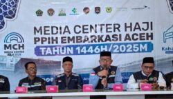 Ketua PPIH Embarkasi Aceh, Azhari, pada konferensi pers di Media Center Haji, Asrama Haji Banda Aceh, Jum'at siang (16/5)