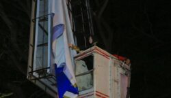 Wali Kota Banda Aceh Illiza Sa’aduddin Djamal memimpin langsung pembongkaran baliho ilegal di sejumlah titik pusat kota, Jum'at malam, 16 Mei 2025. (Foto: For Infoaceh.net)