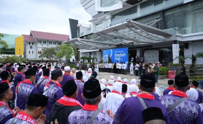 Lantunan Talbiyah merdu menggema di halaman Balai Kota saat Wali Kota Banda Aceh Illiza Sa’aduddin Djamal melepas Jamaah Calon Haji Kloter 1 asal Banda Aceh, Sabtu (17/5)