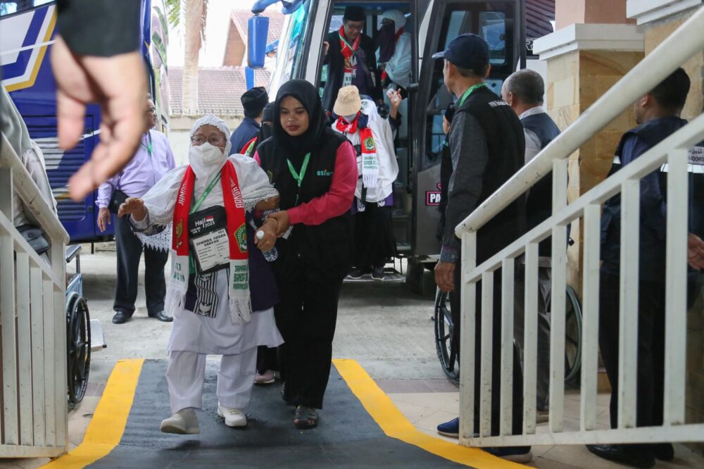 Jamaah haji Aceh Kloter 1 saat masuk Asrama Haji Banda Aceh, Sabtu pagi (17/5). (Foto: Dok. Infoaceh.net)