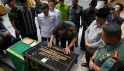 Pangdam IM Mayjen TNI Niko Fahrizal menandatangani prasasti saat meresmikan renovasi komplek Makam Pahlawan Nasional Teuku Umar Djohan Pahlawan di Gampong Mugo Rayeuk, Kecamatan Panton Reu, Aceh Barat, Sabtu (17/5)