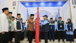 Bupati Aceh Timur Iskandar Usman Al-Farlaky melepas keberangkatan jamaah haji Aceh kloter 02 dari 5 kabupaten/kota di aula Jeddah, Asrama Haji Embarkasi Aceh, Ahad (18/5). (Foto: For Infoaceh.net)