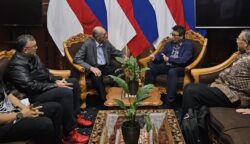 Wali Nanggroe Aceh Malik Mahmud Al Haythar, melakukan pertemuan dengan Wakil Duta Besar RI untuk Federasi Rusia, Barlian Helmy, di Moskow, Sabtu (17/5). (Foto: For Infoaceh.net)