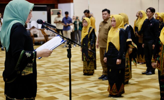 Ketua Dekranasda Aceh Marlina Usman mengukuhkan pengurus Dekranasda Aceh periode 2025-2030 di Anjong Mon Mata, Banda Aceh, Senin (19/5)