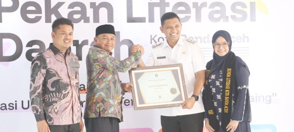 Dekan Fakultas Adab dan Humaniora UIN Ar-Raniry Syarifuddin PhD menyerahkan penghargaan Pelopor Literasi kepada Wali Kota Banda Aceh yang diterima Wakil Wali Kota Afdhal Khalilullah dalam pembukaan Pekan Literasi Daerah Kota Banda Aceh 2025 di Gedung Dinas Perpustakaan dan Kearsipan Banda Aceh, Rabu (21/5)