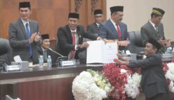 DPRA dalam Rapat Paripurna Rabu (21/5) menetapkan draf Rancangan Perubahan Undang-Undang Nomor 11 Tahun 2006 tentang Pemerintahan Aceh (UUPA)