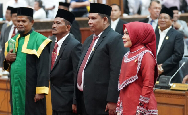 Wakil Ketua DPRA Ali Basrah melantik tiga anggota DPRA dari Partai Aceh yakni Salmawati, M Yusuf Pang Ucok dan Azhar Abdurrahman di Gedung DPRA, Rabu (21/5). (Foto: For Infoaceh.net)