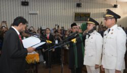 Gubernur Muzakir Manaf melantik Wali Kota/Wakil Wali Kota Langsa, Jeffry Sentana S Putra - M. Haikal Alfisyahrin, di Gedung DPRK Langsa, Jumat (23/5/2025). (Foto: For Infoaceh.net)