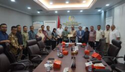 Pimpinan DPRA Ali Basrah dan Plt. Sekda Aceh M Nasir Syamaun bersama Tim Perumus, menyerahkan dokumen draf final revisi UUPA kepada Badan Keahlian (BK) Setjen DPR RI di Kompleks Gedung Parlemen, Senayan, Jum'at (23/5)