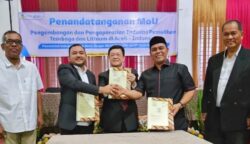 Investor asal Malaysia, Michael Soh, melalui perusahaannya Oggec Sdn Bhd menandatangani MoU dengan Bupati Aceh Besar, Muharram Idris dan PT Aceh Dynamic Plus, terkait rencana pembangunan industri pemulihan lithium dan tembaga di wilayah Aceh Besar. (Foto: For Infoaceh.net)