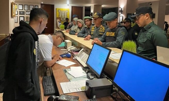 Tim gabungan Satpol PP-WH Aceh Besar, melakukan razia dan pengawasan terhadap pelaksanaan syariat Islam di sejumlah hotel dalam wilayah Aceh Besar, Sabtu malam (24/5/2025)