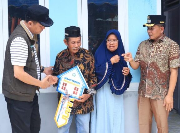 Bupati Aceh Selatan Mirwan MS didampingi Wakil Bupati Baital Mukadis menyerahkan kunci rumah layak huni secara simbolis kepada masyarakat penerima di Gampong Suak Hulu, Kecamatan Samadua, Ahad, 25 Mei 2025.