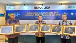Staf Ahli Gubernur Restu Andi Surya, mewakili Gubernur Aceh menerima Penghargaan Anugerah Adinata Syariah 2025 dan Indonesia Sharia Forum (ISF) 2025 yang diselenggarakan oleh KNEKS dan Republika di Le Meridien Jakarta, Senin, 26 Mei 2025