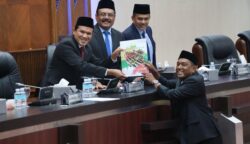 Wakil Gubernur Aceh Fadhlullah, menghadiri rapat paripurna DPRA terkait penyampaian rekomendasi LKPJ Gubernur Aceh Tahun 2024, di Gedung Utama DPRA, Senin (26/5)