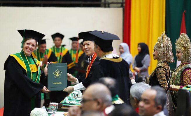 Universitas Syiah Kuala (USK) mewisuda 1.383 lulusan sarjana, magister, doktor, profesi, spesialis, subspesialis, sarjana terapan dan diploma periode Februari – April 2025 di Gedung AAC Dayan Dawood, Selasa, 27 Mei 2025