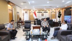Kapolda Aceh Irjen Pol Achmad Kartiko didampingi Dirreskrimsus menerima audiensi Kadis Peternakan Aceh, Zalsufran, di ruang kerjanya, Selasa, 27 Mei 2025. (Foto: For Infoaceh.net)