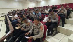 Puluhan personel di jajaran Polresta Banda Aceh, mengikuti ujian psikologi sebagai salah satu syarat untuk bisa mendapatkan senjata api, di ruang aula BPKK, Banda Aceh, Selasa (27/5/2025)