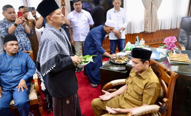 Wagub Fadhlullah dipeusijuek sejumlah ulama menjelang keberangkatannya ke Tanah Suci Arab Saudi untuk menunaikan ibadah haji, di ruang kerja Wagub Aceh, Selasa (27/5).