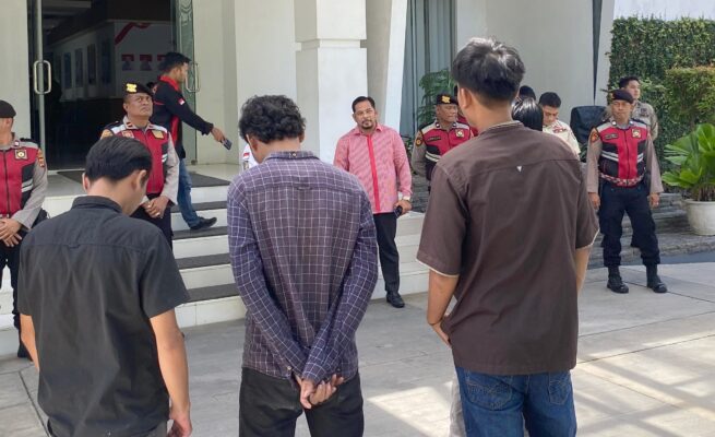 Mahasiswa yang tergabung dalam ALAMP AKSI Kota Banda Aceh menggelar unjuk rasa di depan kantor Wali Kota Banda Aceh Rabu (28/5). (Foto: For Infoaceh.net)