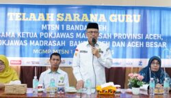 Kakankemenag Banda Aceh Salman Arifin membuka kegiatan telaah sarana guru MTsN 1 Model Banda Aceh. (Foto: For Infoaceh.net)