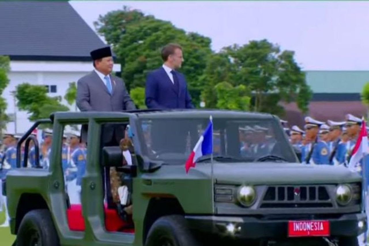 Prabowo dan Macron naik Maung cek pasukan di Akmil Magelang