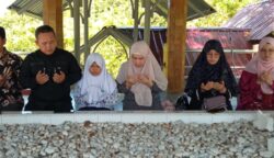Ketua Maemuna Center Indonesia, Onny Firyanti Hamidi bersama rombongan yang sedang berada di Aceh, Rabu (28/5) berziarah ke Makam Pahlawan Nasional Laksamana Malahayati di Gampong Lamreh, Krueng Raya, Aceh Besar. (Foto: For Infoaceh.net)