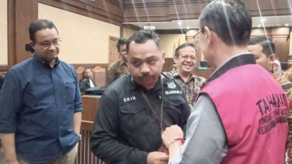 Kesedihan Anies Lihat Tom Lembong Diborgol, Terdiam hingga Gelengkan Kepala