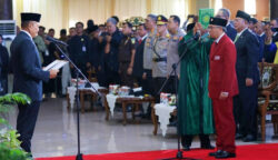 Sumpah Jabatan Pakai Bahasa Inggris, Waka DPR Tinggalkan Acara Pelantikan Rektor UPI